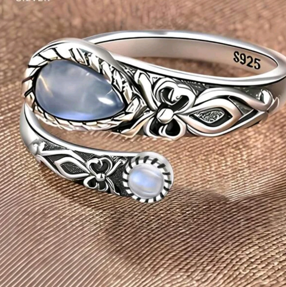 BRAND NEW ** Sterling Silver Floral Design Ring with Moonstone.
